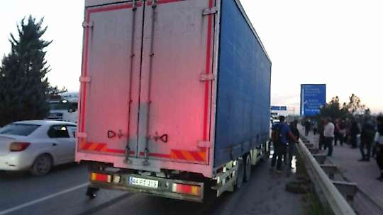 Malatya'da yolcu otobüsü ile kamyon çarpıştı, viyadükte trafik kilitlendi