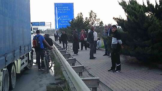 Malatya'da yolcu otobüsü ile kamyon çarpıştı, viyadükte trafik kilitlendi