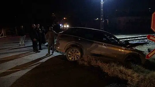 Malatya'da yük treni hemzemin geçitte otomobile çarptı: 5 yaralı