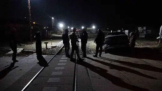 Malatya'da yük treni hemzemin geçitte otomobile çarptı: 5 yaralı