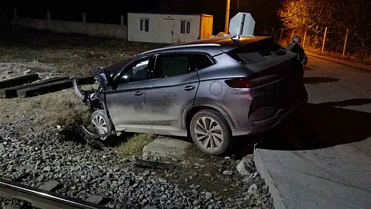 Malatya'da yük treni hemzemin geçitte otomobile çarptı: 5 yaralı