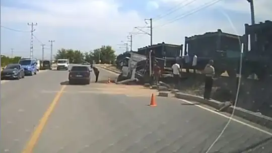 Malatya'da yük treni kamyonete çarptı