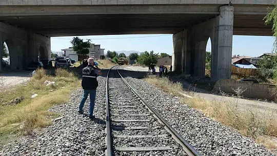 Malatya'da yük treninin çarptığı kişi hayatını kaybetti