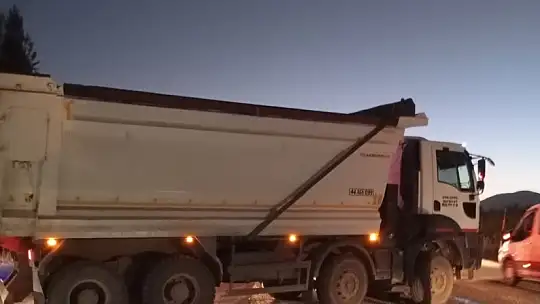 Malatya hafriyat kamyonu ile otomobil çarpıştı: 1 ölü 1 yaralı