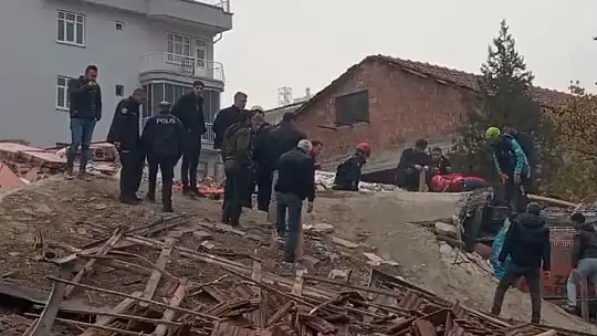 Malatya'nın Yeşilyurt ilçesinde ağır hasarlı 4 katlı bir binada yıkım sırasında göçük meydana gelirken kepçe operatörü enkaz altında kaldı. Olay yerine çok sayıda arama kurtarma ekibi sevk edildi.