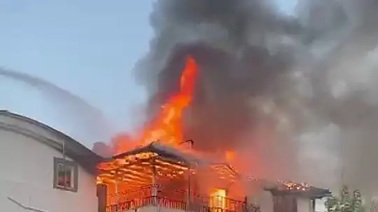 Mangal ateşi evi yaktı