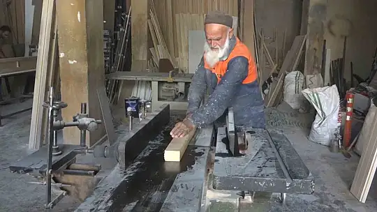 Marangoz ustasının 60 yıllık meslek aşkı imrendiriyor