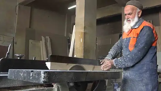 Marangoz ustasının 60 yıllık meslek aşkı imrendiriyor