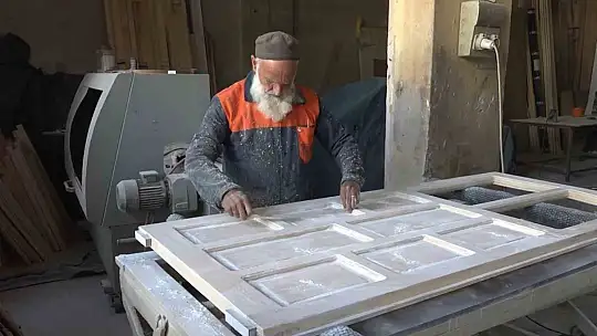 Marangoz ustasının 60 yıllık meslek aşkı imrendiriyor