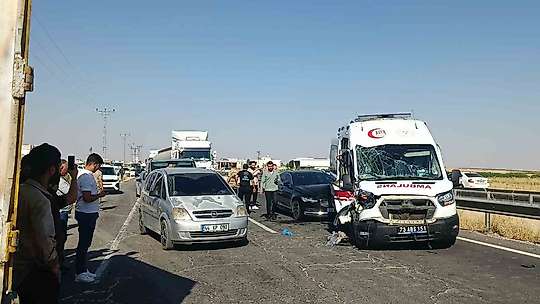 Ambulans, tır ve otomobilin karıştığı kazada 3 kişi yaralandı