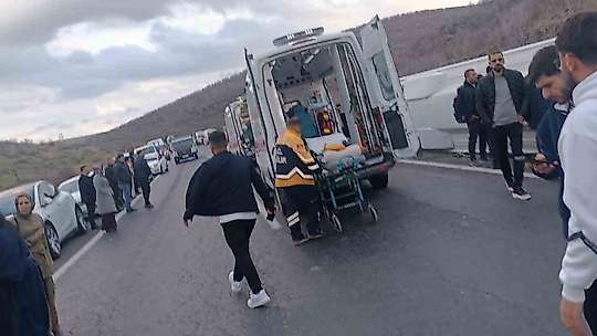 Yolcu otobüsü devrildi: 24 yaralı