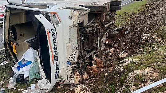 Yolcu otobüsü devrildi: 24 yaralı