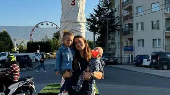 Merih Demiral'ın heykelinin önünde eşi fotoğraf çektirdi