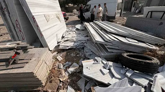 Mermer bloklar devrildi: 2 yaralı