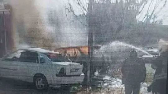 Mersin'de bakım yapılan araç alev alarak yandı