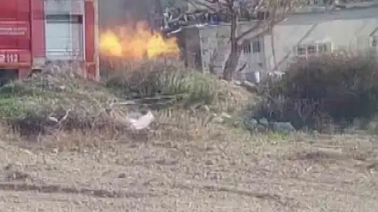 Mersin'de bakım yapılan araç alev alarak yandı