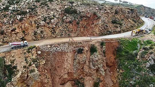 Mersin'de çöken yolda çalışmalar sürüyor: Mersin-Antalya yolunda trafik kontrollü sağlanıyor
