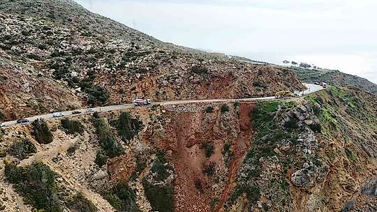 Mersin'de çöken yolda çalışmalar sürüyor: Mersin-Antalya yolunda trafik kontrollü sağlanıyor