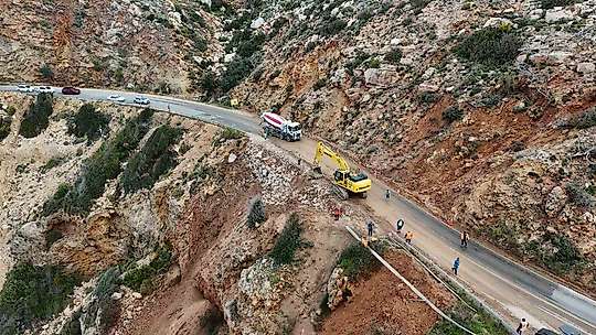 Mersin'de çöken yolda çalışmalar sürüyor: Mersin-Antalya yolunda trafik kontrollü sağlanıyor