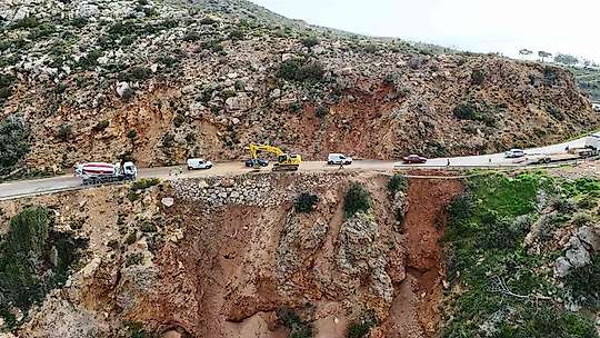 Mersin'de çöken yolda çalışmalar sürüyor: Mersin-Antalya yolunda trafik kontrollü sağlanıyor