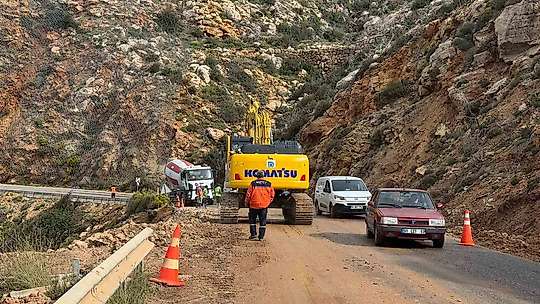 Mersin'de çöken yolda çalışmalar sürüyor: Mersin-Antalya yolunda trafik kontrollü sağlanıyor