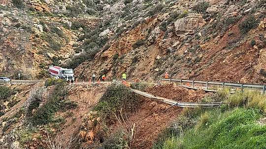 Mersin'de çöken yolda çalışmalar sürüyor: Mersin-Antalya yolunda trafik kontrollü sağlanıyor