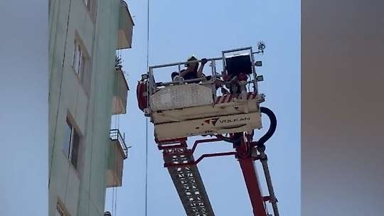 İskelede mahsur kalan 3 işçi kurtarıldı