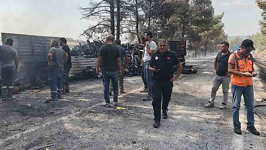 Mersin'de kaza sonrası araçlar alev aldı, yangın ormana sıçradı: 1 ölü, 2 yaralı