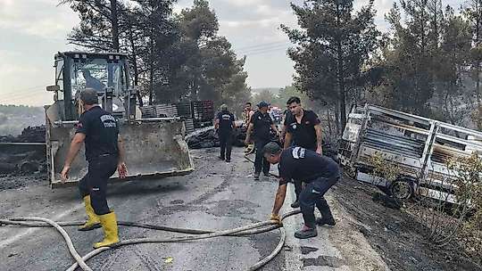 Mersin'de kaza sonrası araçlar alev aldı, yangın ormana sıçradı: 1 ölü, 2 yaralı