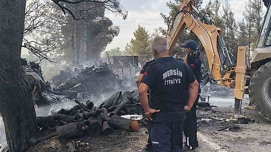 Mersin'de kaza sonrası araçlar alev aldı, yangın ormana sıçradı: 1 ölü, 2 yaralı
