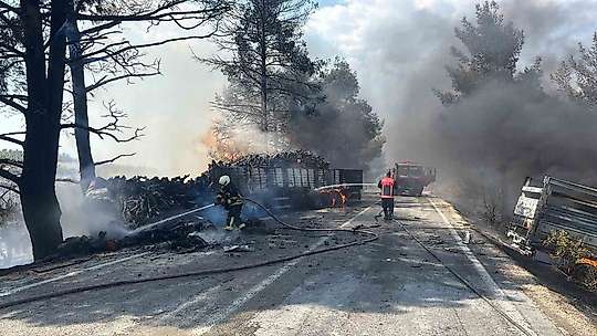 Mersin'de kaza sonrası araçlar alev aldı, yangın ormana sıçradı: 1 ölü, 2 yaralı