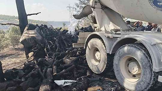 Mersin'de kaza sonrası araçlar alev aldı, yangın ormana sıçradı: 1 ölü, 2 yaralı