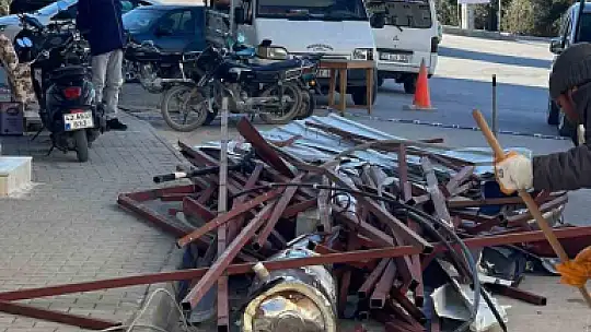 Mersin Mut'ta fırtına çatıyı uçurdu