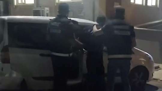 Midelerinde uyuşturucu taşıyan 2 kişi tutuklandı