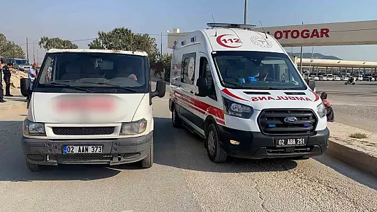 Adıyaman'da minibüsle motor çarpıştı! 1 kişi hastaneye kaldırıldı