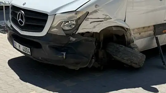 Minibüs ile otomobil çarpıştı