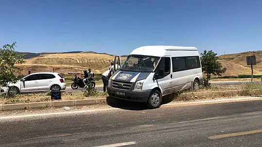 Minibüs takla attı: 1'i ağır 5 yaralı