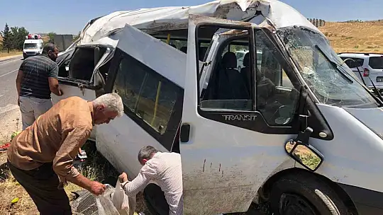 Minibüs takla attı: 1'i ağır 5 yaralı