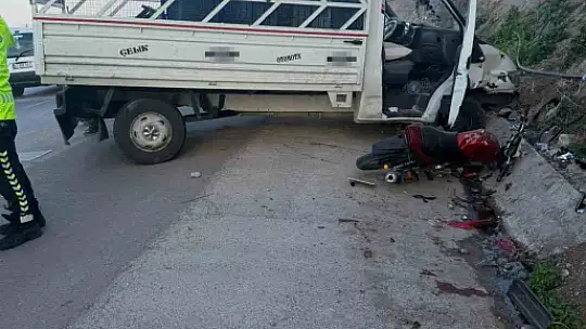 Motosiklet ile kamyonet çarpıştı: 1 ölü