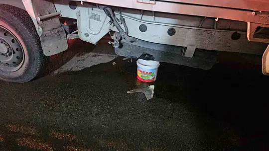 Motosikletin çarptığı pikabın yakıt deposu delindi: Yol trafiğe kapatıldı