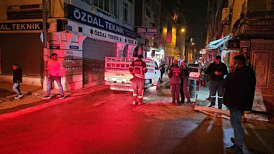 Motosikletin çarptığı pikabın yakıt deposu delindi: Yol trafiğe kapatıldı