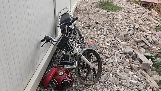 Motosikletin takla atma anları kameraya yansıdı