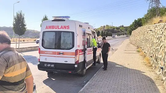 Motosikletle otomobil çarpıştı: 2 yaralı