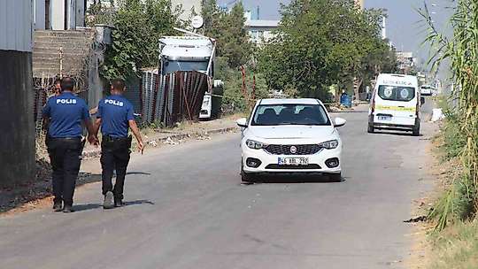 Motosikletli şüpheliler, seyir halindeki otomobile kurşun yağdırdı: 1 yaralı