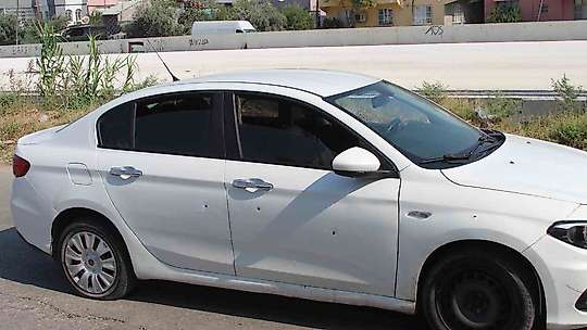Motosikletli şüpheliler, seyir halindeki otomobile kurşun yağdırdı: 1 yaralı