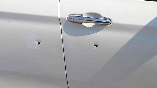 Motosikletli şüpheliler, seyir halindeki otomobile kurşun yağdırdı: 1 yaralı