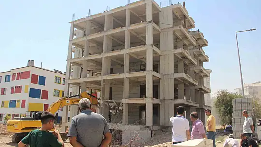 Müteahhit kendisini ihbar etti: Bina mühürlenerek yıkımı yapıldı