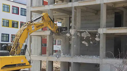 Müteahhit kendisini ihbar etti: Bina mühürlenerek yıkımı yapıldı