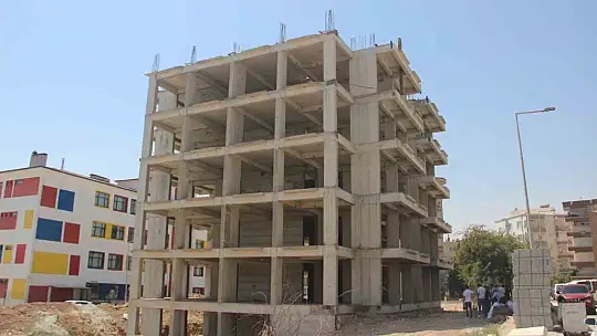Müteahhit kendisini ihbar etti: Bina mühürlenerek yıkımı yapıldı