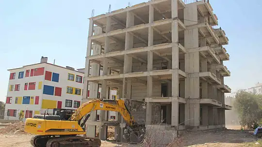 Müteahhit kendisini ihbar etti: Bina mühürlenerek yıkımı yapıldı